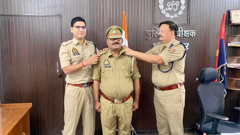 शाहजहाँपुर। एसपी ने पदोन्नत उप निरीक्षकगण को वर्दी पर स्टार लगाकर सम्मानित करते हुए शुभकामनाएं दी गयी।