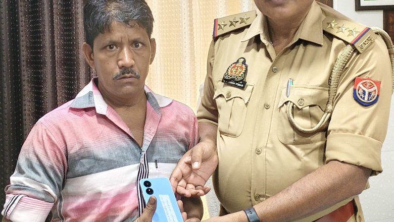 बदायू।उसावां पुलिस ने बरामद किए गुमशुदा एंड्रॉयड मोबाइल फोन।