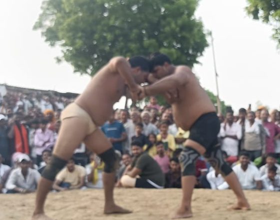 भदोही।ऐतिहासिक कुश्ती दंगल प्रतियोगिता संपन्न, उप निरीक्षक प्रमोद यादव ने जीता 5001 रुपए का पुरस्कार।