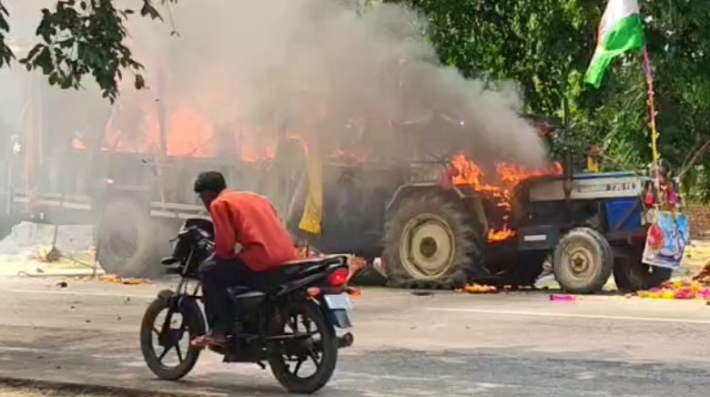 बदायूँ।किशोर कांवड़िया की डीजे लगे ट्रैक्टर ट्राली से टक्कर हो जाने से मौके पर ही  मौत ,कांवड़ियों ने ट्रैक्टर ट्राली को फूंका चालक को बांधकर पीटा