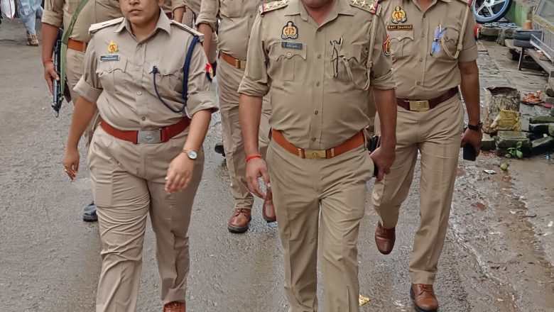 शाहजहांपुर।आगामी त्यौहारों के मद्देनजर कानून एवं शांति व्यवस्था को सुदृढ बनाने के लिए जलालाबाद के सार्वजनिक स्थानों/मुख्य मार्गों पर पुलिस बल ने पैदल गश्त की ।