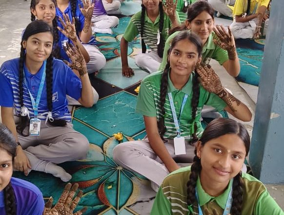 आजमगढ़।अन्तर्सदनीय मेहंदी रचाओ प्रतियोगिता का आयोजन हुआ संपन्न