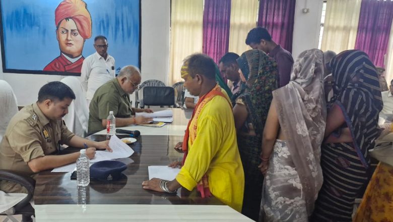 आजमगढ़।समाधान दिवस में 32 शिकायतें पत्रों में से महज 03 का निस्तारण।