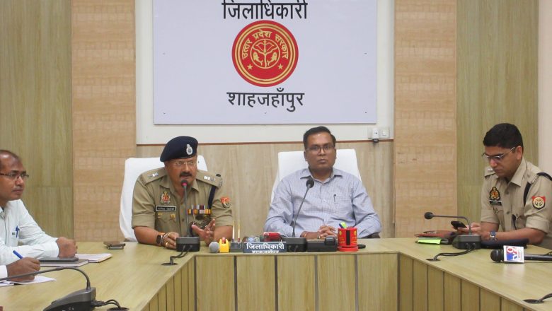 शाहजहांपुर । ड्रोन कैमरा उड़ने की अफवाहों के संबंध में डीएम व एसपी ने प्रेस वार्ता कहा कि अफवाह फैलाने वालों के विरुद्ध होगी कड़ी कानूनी कार्रवाई।