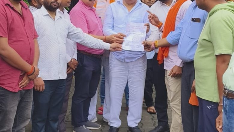 शाहजहांपुर।भामाशाह पार्क में प्रतिमा स्थापित कराने एवं अव्यवस्थाओं को दूर कराने को चैयरमेन से मिले राष्ट्रीय बजरंगदल के कार्यकर्ता ।