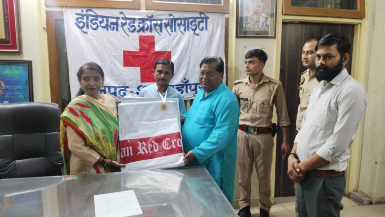 शाहजहांपुर।वर्षा आपदा पर रेडक्रॉस का तिरपाल वितरण कार्य का आरंभ