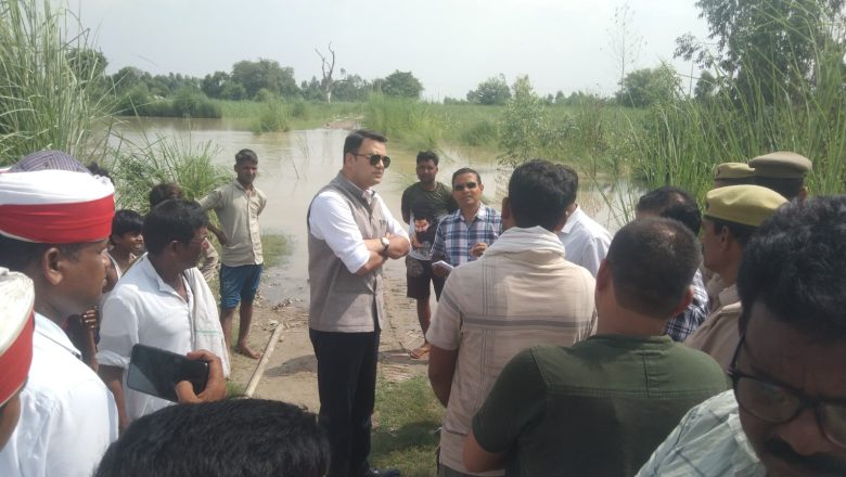 बदायूँ।डीएम ने किया बाढ़ संवेदनशील क्षेत्रों का मुआयना