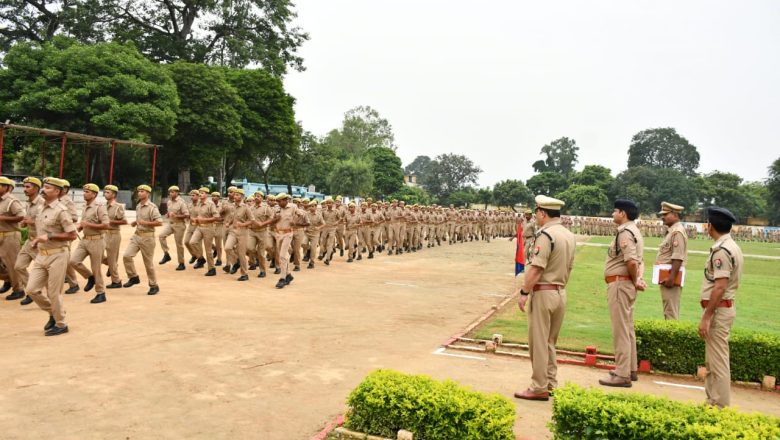बदायूँ ।वरिष्ठ पुलिस अधीक्षक द्वारा रिजर्व पुलिस लाईन में शुक्रवार परेड का निरीक्षण कर ली गई सलामी।