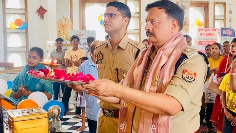 शाहजहांपुर ।जनपद के एसपी ने जन्माष्टमी पर्व पर खाटू श्याम मंदिर में सुरक्षा व्यवस्था का जायजा।