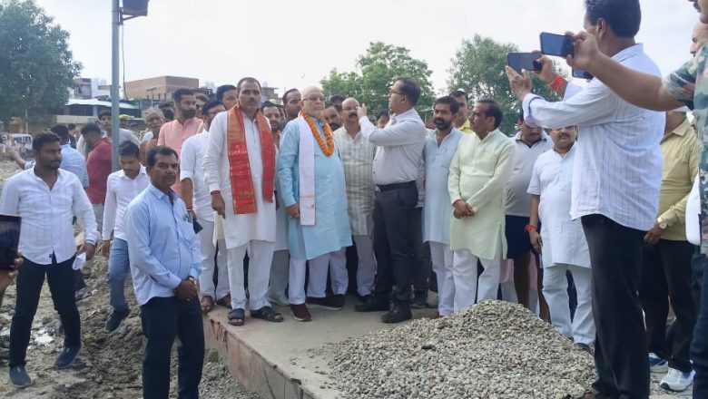 शाहजहांपुर।वित्त एवं संसदीय कार्य मंत्री सुरेश कुमार खन्ना ने डीएम धर्मेंद्र प्रताप सिंह के साथ जलालाबाद स्थित परशुराम मंदिर में चल रहे सौंदर्यकरण कार्यों का किया निरीक्षण।