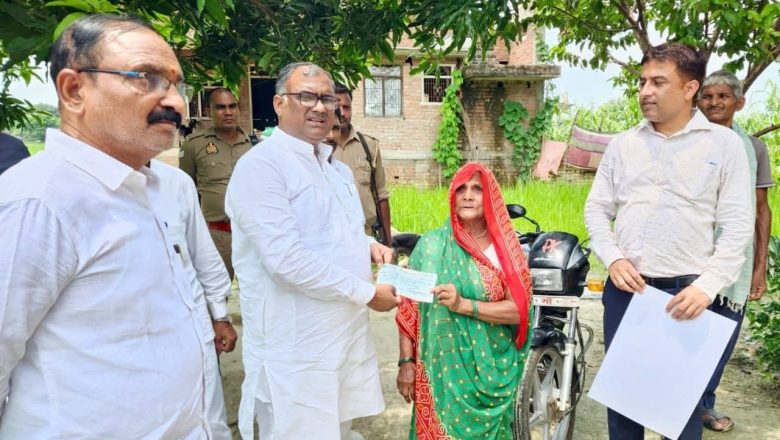 जौनपुर।जम्मू-कश्मीर में हादसे का हुए क्रेशर ऑपरेटर के परिवार को मिला मुआवज़ा, राज्यमंत्री गिरीश चन्द्र यादव ने सौंपा चेक