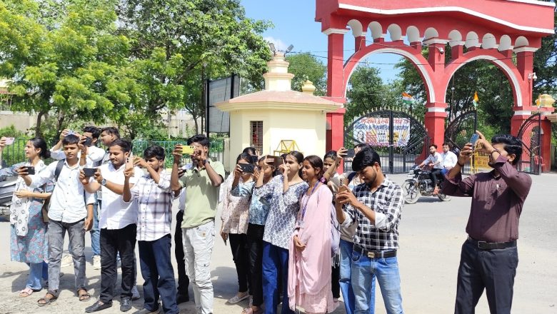 जौनपुर।मोबाइल ने सबको फोटोग्राफी की तकनीकी से सीधे जोड़ा- – प्रो. मनोज मिश्र