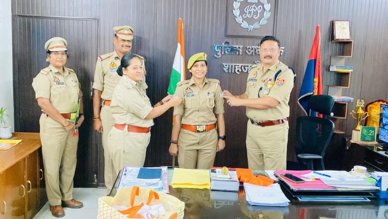 शाहजहाँपुर।पुलिस अधीक्षक द्वारा महिला आरक्षी लता कुमारी को खेल उपलब्धि पर आउट ऑफ टर्न प्रमोशन मिलने पर रैंक प्रतीक चिहन लगाकर सम्मानित किया गया।