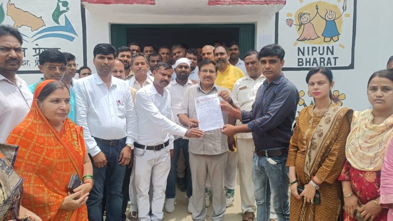 भदोही।राष्ट्रीय शैक्षिक महासंघ के ब्लॉक अध्यक्ष शिवपूजन गिरी के नेतृत्व में शिक्षकों ने खंड शिक्षा अधिकारी को पांच सूत्रीय ज्ञापन सौंपा।