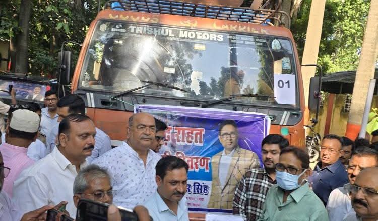 बलिया।प्राकृतिक आपदा में मानवीय संबल बने विधायक उमाशंकर सिंह, तीन-तीन ट्रक राहत सामग्री भेजकर बाढ़ पीड़ितों के दर्द में बने सहभागी”