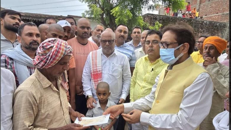 बलिया।गरीबों के मसीहा विधायक उमाशंकर सिंह ने दी शहादत को श्रद्धांजलि, शोकाकुल परिवार को 2 लाख की मदद और बेटे की पढ़ाई का उठाया जिम्मा।