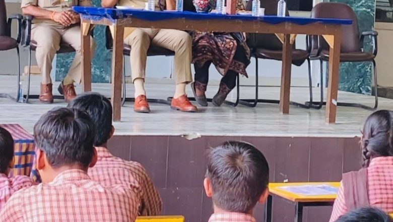 शाहजहाँपुर। नालंदा स्कूल ऑफ एक्सीलेंस में “पुलिस की पाठशाला एवं यातायात जागरूकता कार्यक्रम” का आयोजन ।