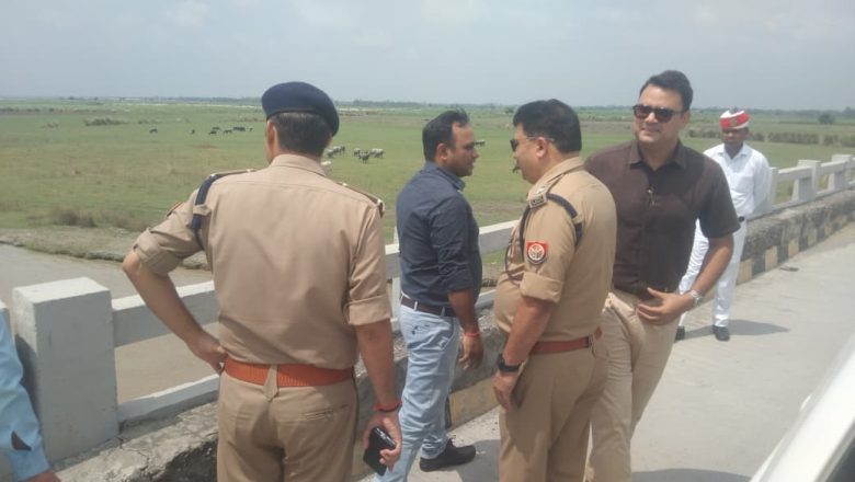 बदायूँ।डीएम ने कादरगंज पुल से किया गंगा जलस्तर का निरीक्षण