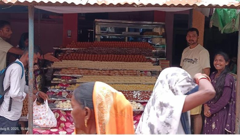 आजमगढ़।हरतालिका तीज मंगलवार को, बाजारों में दिखी रौनक।