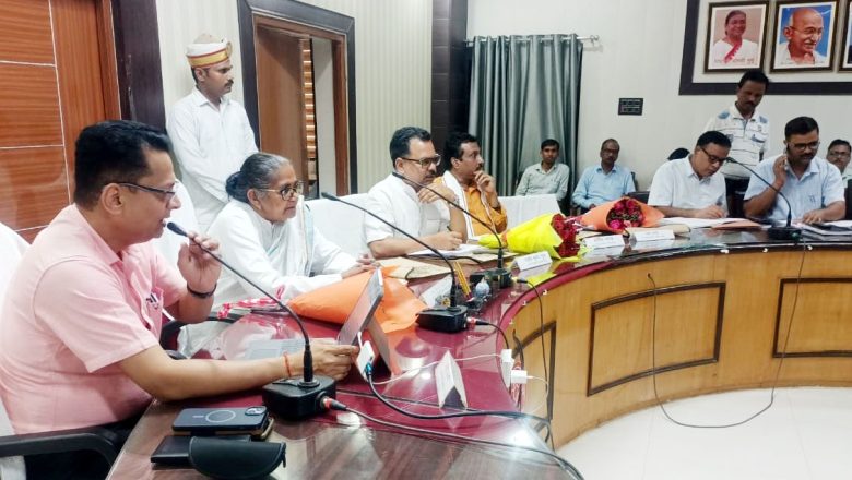 बदायूँ।प्रभारी मंत्री ने विकास कार्यों की समीक्षा बैठक में दिए पारदर्शिता व तत्परता से कार्य करने के निर्देश