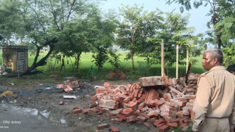 भदोही।गोपीपुर में ग्राम समाज की जमीन से हटाया गया अवैध अतिक्रमण।