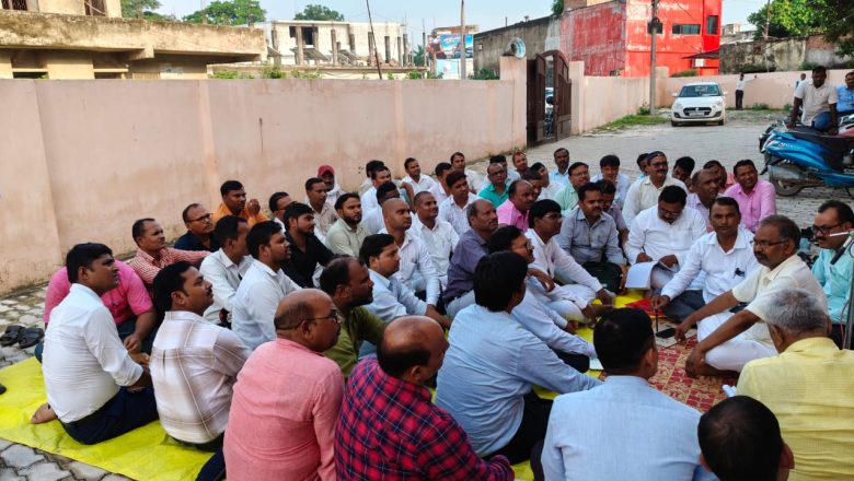 आजमगढ़।शिक्षक संगठन ने जिला विद्यालय निरीक्षक के माध्यम से राज्य पाल को 23 सूत्रीय मांगों का सौंपा ज्ञापन 