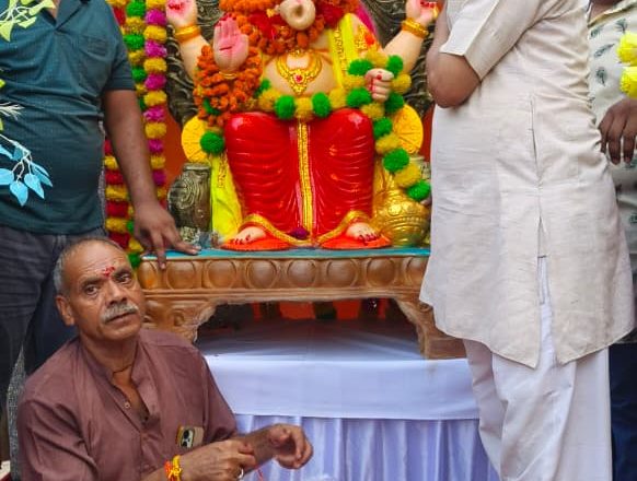 बदायूँ।जिले के कस्बा उसावां के दो प्रमुख मंदिरों पर आरगणपति बप्पा मोरिया के जयघोष के साथ प्रतिमाएं स्थापित की गईं।