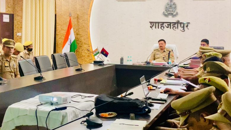 शाहजहाँपुर।जनपद के एसपी ने रिज़र्व पुलिस लाइन सभागार में साइबर हेल्पडेस्क कर्मियों के साथ की गोष्ठी।