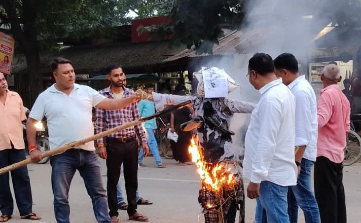 भदोही।प्रधानमंत्री मोदी की माता जी पर अभद्र टिप्पणी को लेकर  भाजपा कार्यकर्ताओं का आक्रोश।