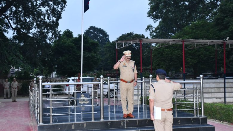 बदायूँ। वरिष्ठ पुलिस अधीक्षक द्वारा रिजर्व पुलिस लाईन में शुक्रवार परेड की ली गई सलामी।