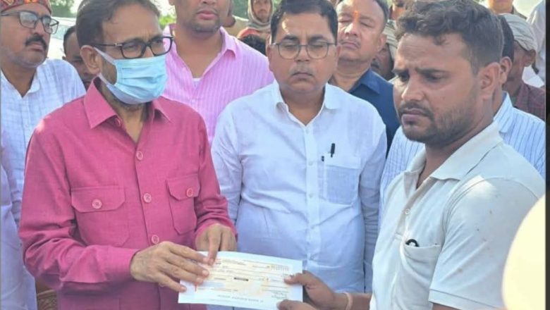 बलिया। विधायक उमाशंकर सिंह बने सहारा: मासूम की मौत से टूटे परिवार को 5 लाख की मदद, बेटे की पढ़ाई का जिम्मा भी उठाया