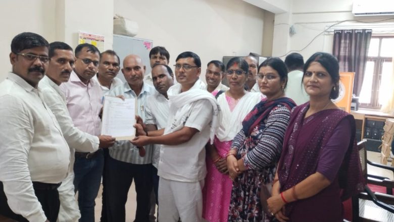 आजमगढ़ में शिक्षा मित्रों ने जिला अधिकारी के माध्यम से मुख्यमंत्री को सौंपा ज्ञापन ।