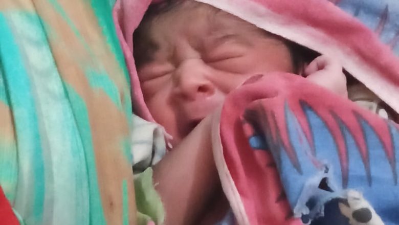 भदोही/दुर्गागंज। सामुदायिक स्वास्थ्य केंद्र में गुड़िया ने दी जुड़वां बेटियों को जन्म।