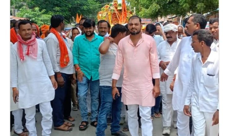 बलिया।संत गणिनाथ जी महाराज के शोभायात्रा में उमड़े श्रद्धालु