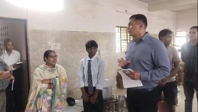 आजमगढ़।मण्डलायुक्त ने किया जय प्रकाश नारायण सर्वोदय विद्यालय का आकस्मिक निरीक्षण