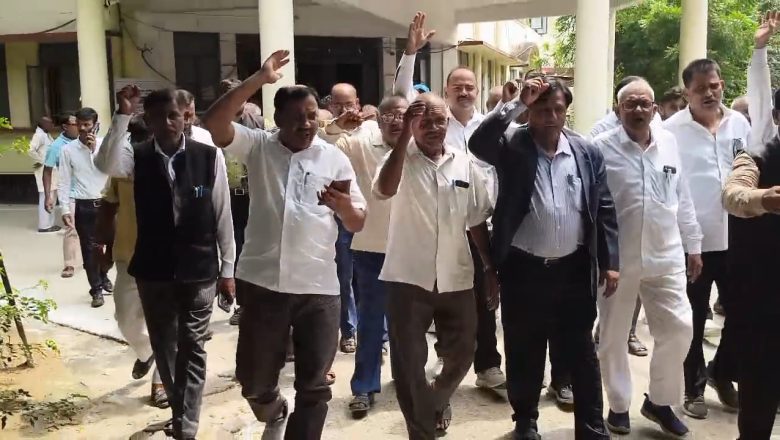 जौनपुर।पुलिस उत्पीड़न के खिलाफ लामबंद हुए निजामाबाद के अधिवक्ता ।