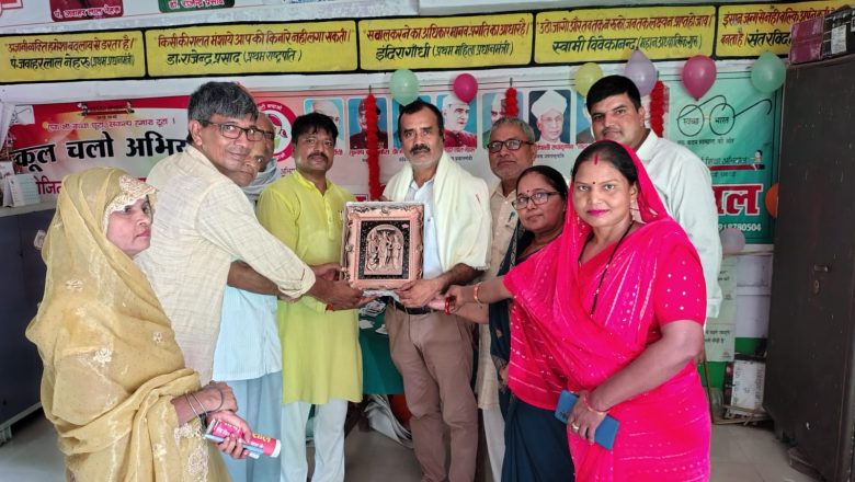 बलिया।खण्ड शिक्षा अधिकारी रसड़ा ने बालीपुर जमाल विद्यालय में छात्रों को वितरित किए परिचय पत्र: BEO का अंगवस्त्र व स्मृति चिन्ह देकर किया स्वागत।