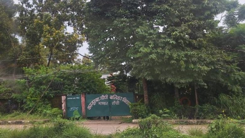 रांची।मांडर प्रखंड के कस्तूरबा विद्यालय के समीप झूलता तार बना खतरा।