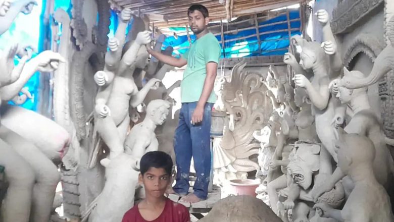 बलिया।शारदीय नवरात्रि की तैयारी हुई तेज, मूर्तिकार मूर्ति को अंतिम रूप देने में जुटे।