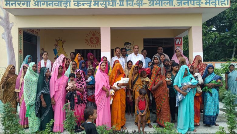 भदोही।मातृ नवमी पर आंगनबाड़ी केंद्र मसूधी में गर्भवती महिलाओं की गोद भराई व बच्चों का अन्नप्राशन।