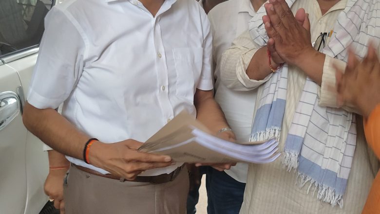 बलिया।शिक्षकों ने टेट अनिवार्यता के खिलाफ डीएम को सौंपा ज्ञापन, समस्याओं के त्वरित समाधान की रखी मांग।