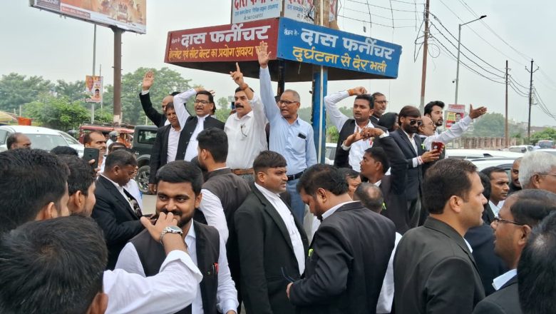 आजमगढ़।वाराणसी में अधिवक्ता व पुलिस के बीच मारपीट से आजमगढ़ के अधिवक्ताओं में भी आक्रोश देखने को मिला।