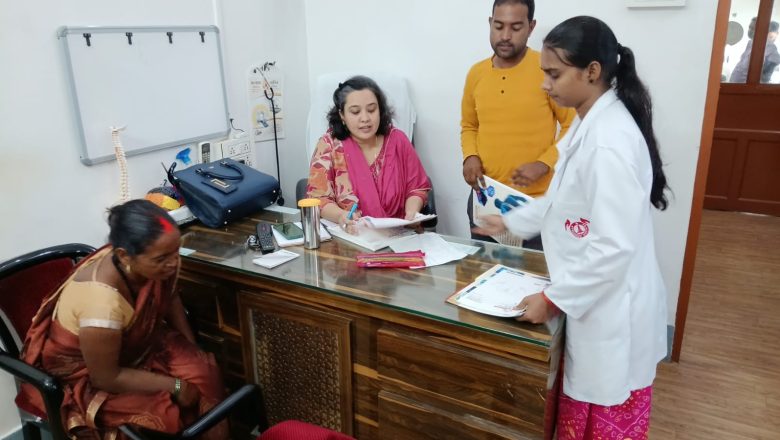 भदोही।मोढ़ कल्याण हॉस्पिटल में चर्म रोग कैंप का आयोजन, सैकड़ों मरीजों को मिली राहत।