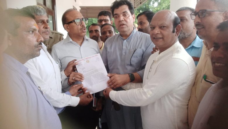 आजमगढ़।ग्रामीण पत्रकारों ने जिलाधिकारी के माध्यम से मुख्यमंत्री को 7 सूत्रीय मांगों का सौंपा ज्ञापन ।