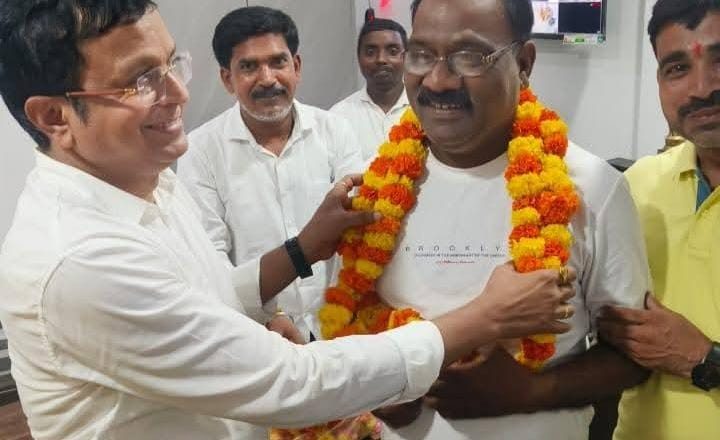 भदोही।महराजगंज, भदोही सांसद प्रतिनिधि बनाए जाने पर माल्यार्पण कर लोगों ने जताया हर्ष।