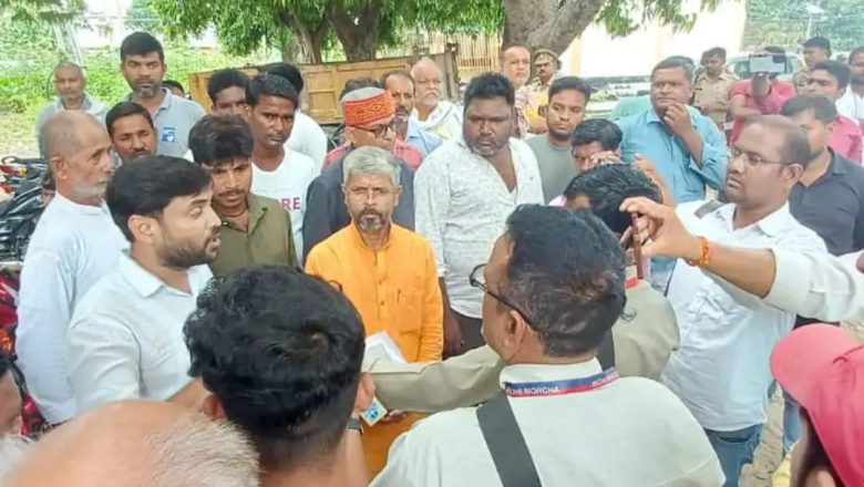 बलिया।विहिप ने दिया अवर अभियंता के विरुद्ध सांकेतिक धरना ,एसडीओ द्वारा कार्रवाई के आश्वासन पर धरना स्थगित ।