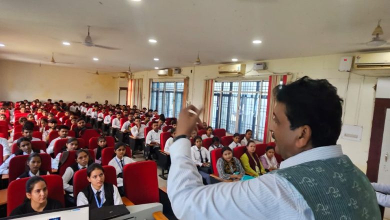जौनपुर।पूर्वांचल विश्वविद्यालय में “कॉरपोरेट गवर्नेंस” पर व्याख्यान, विद्यार्थियों ने सीखे समसामयिक व्यापारिक सिद्धांत।
