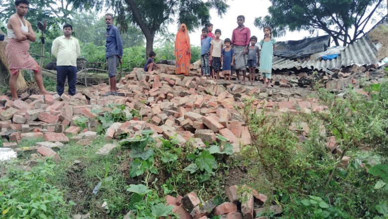 अमेठी।बारिश मे आई सीलन की वजह से गरीब का आशियाना पूरी तरह ध्वस्त