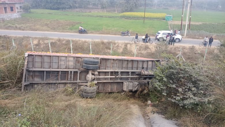 आजमगढ़।पूर्वांचल एक्सप्रेस वे से टायर फटने से कंटेनर नीचे गिरा