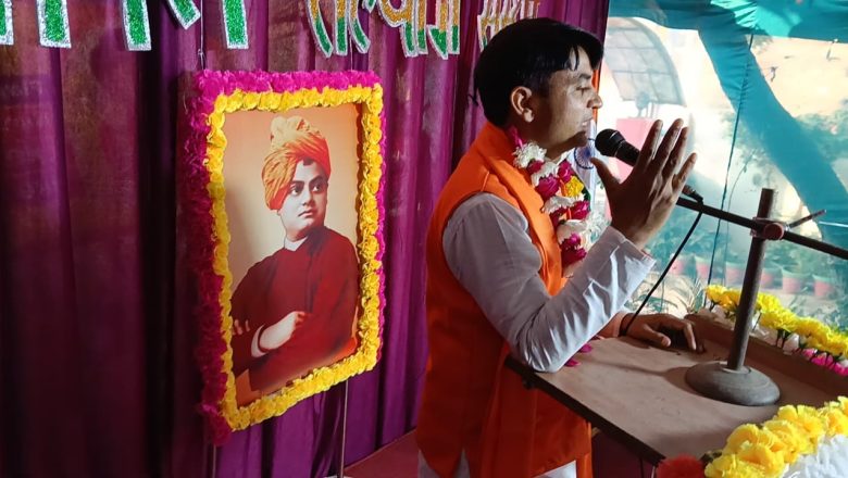 बलिया।सापेक्षता के बंधनों और कार्य-कारण के नियमों से परे है अद्वैत का सत्य: डॉ. विद्यासागर उपाध्याय